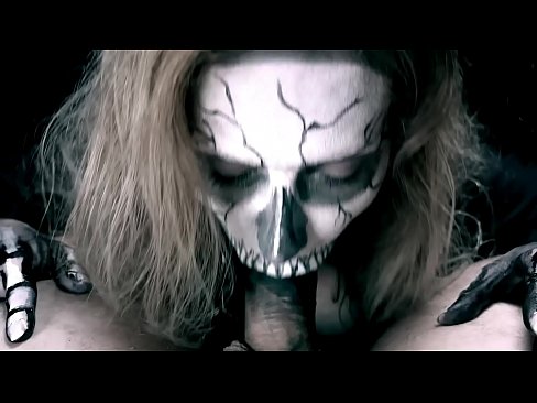 ❤️ Demon djevojka siše kurac svojim crnim ustima i guta spermu. Tvrdi porno kod nas