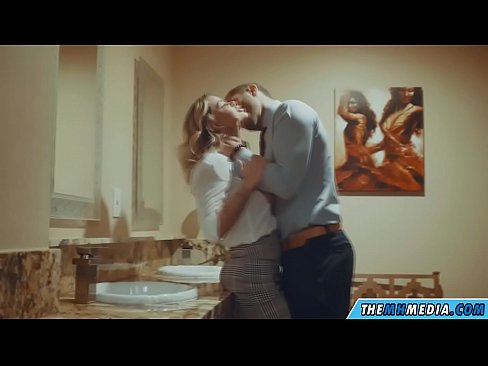 ❤️ Kad te prsata plavuša zavede u javnom zahodu Tvrdi porno kod nas